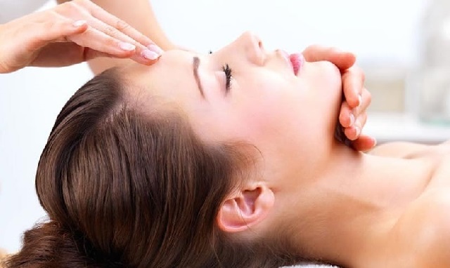 Cách massage đầu để giảm căng thẳng